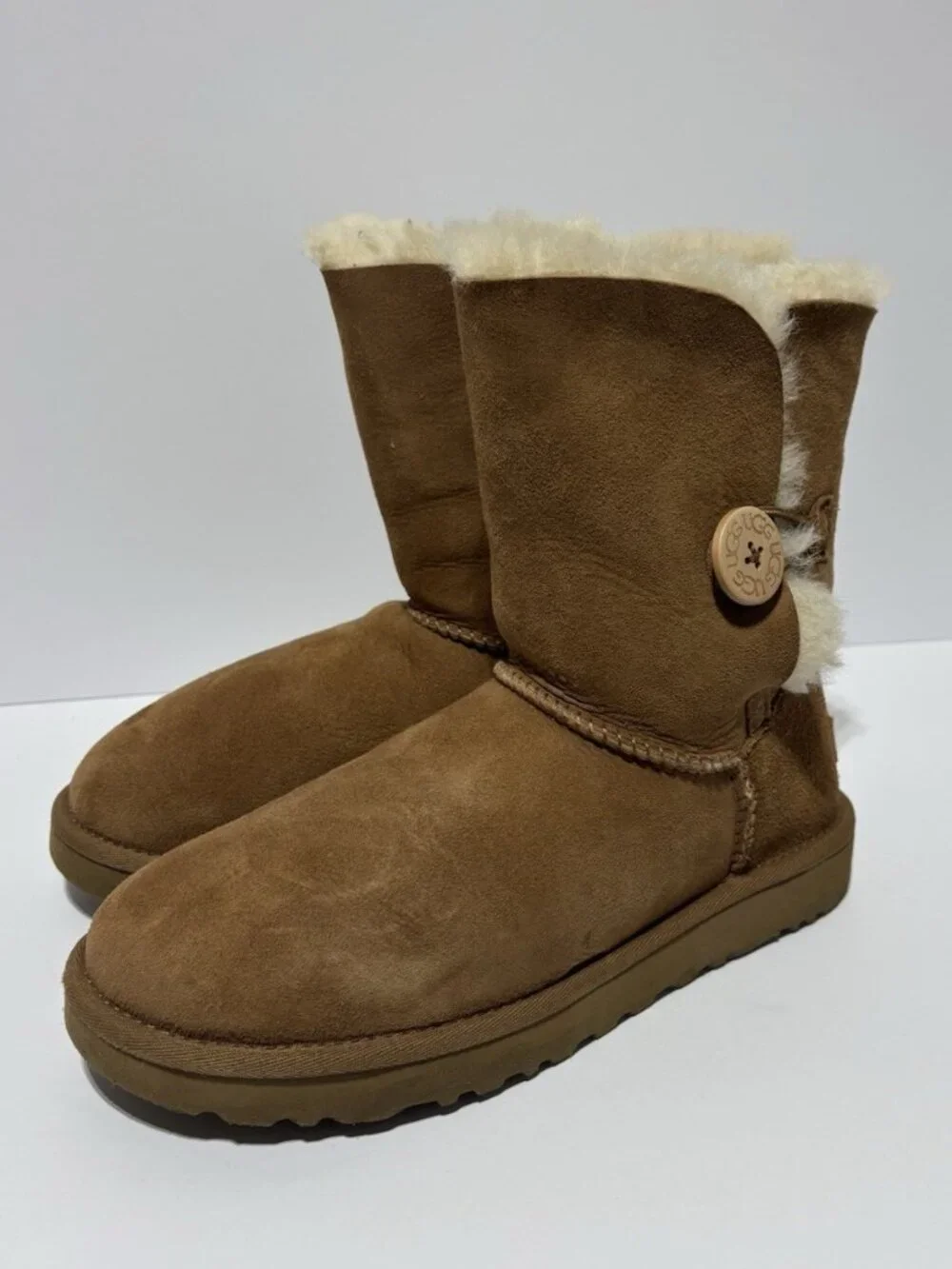 UGG Women’s Bailey Button II Chestnut Boots, Size 8 M